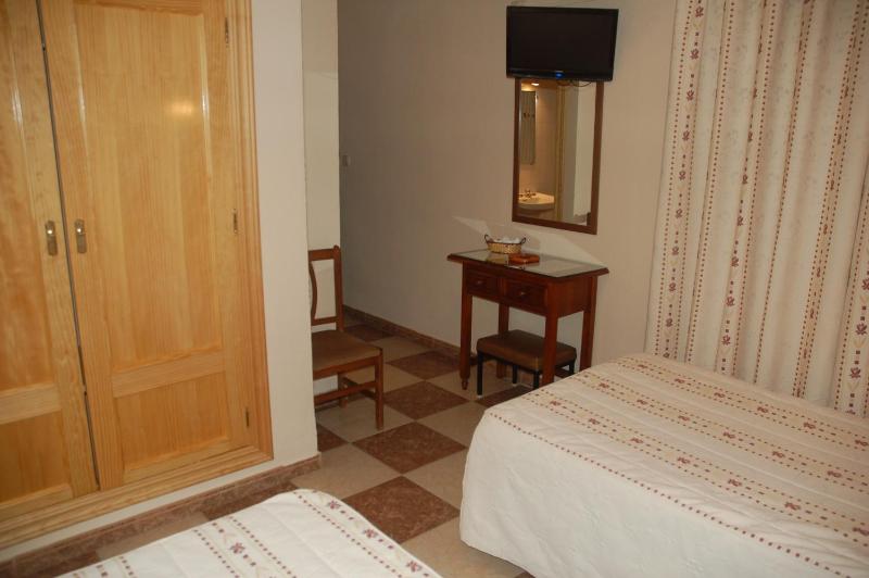 Twin Room image 2