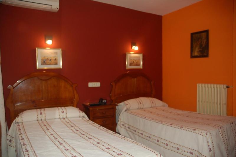 Twin Room image 4
