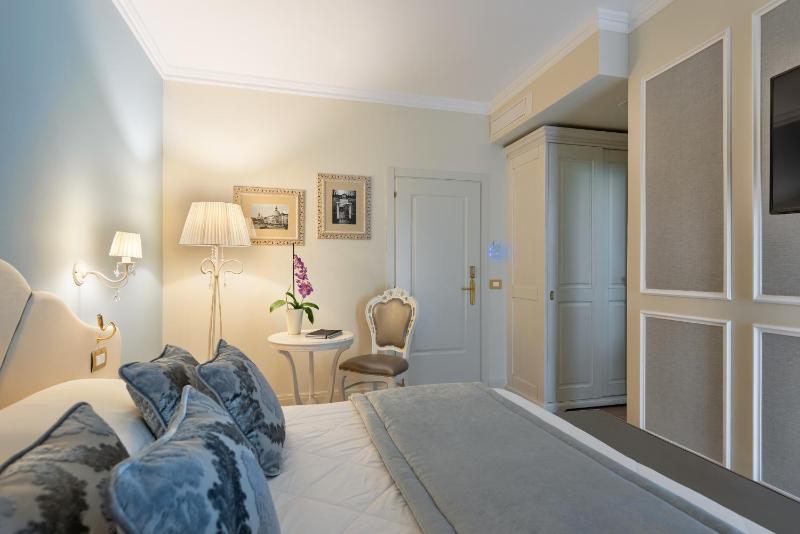 Double or Twin Room image 4
