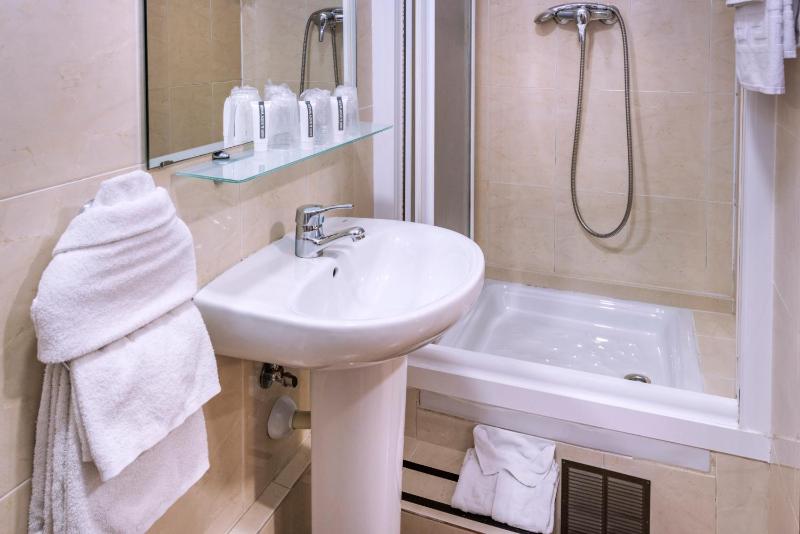 Standard Triple Room image 3