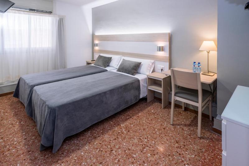 Double or Twin Room image 4