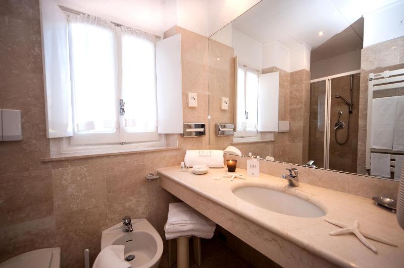 Double or Twin Room with Garden View image 4