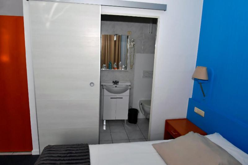 Superior Twin Room image 4