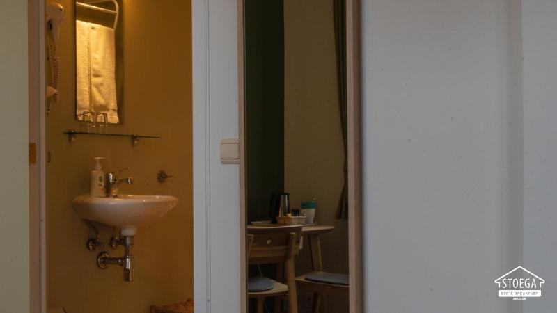 Twin Room image 4