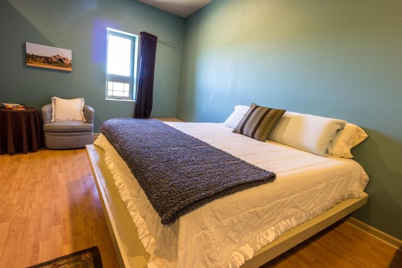 Deluxe Queen Room image 1