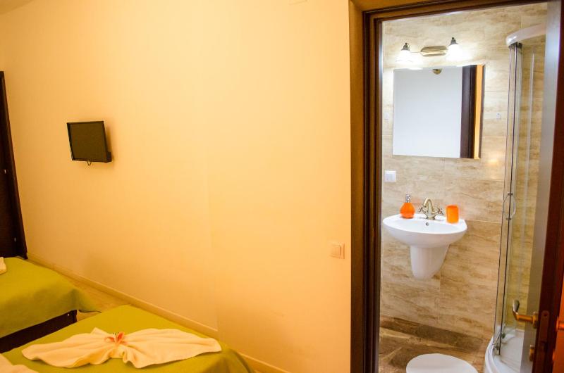 Twin Room with Private Bathroom image 3