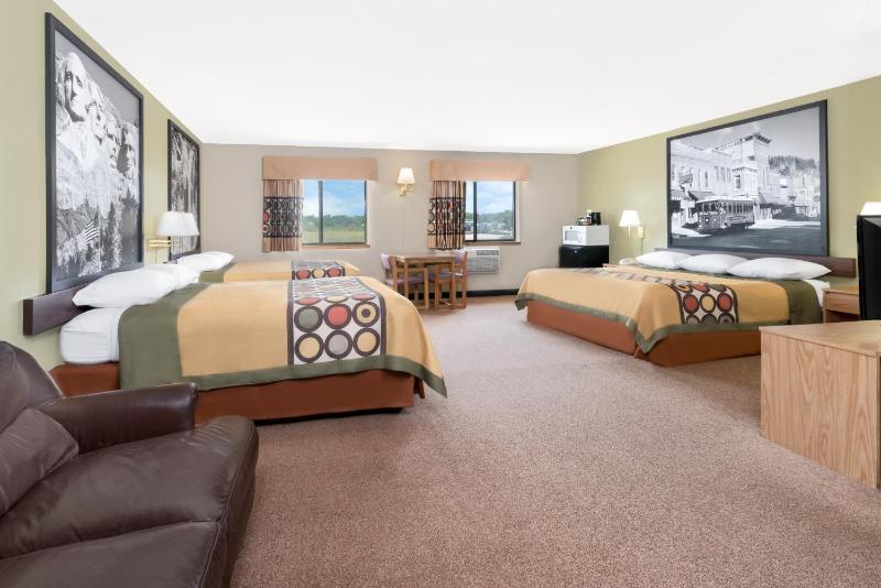 Superior Queen Studio with Three Queen Beds - Non-Smoking image 2