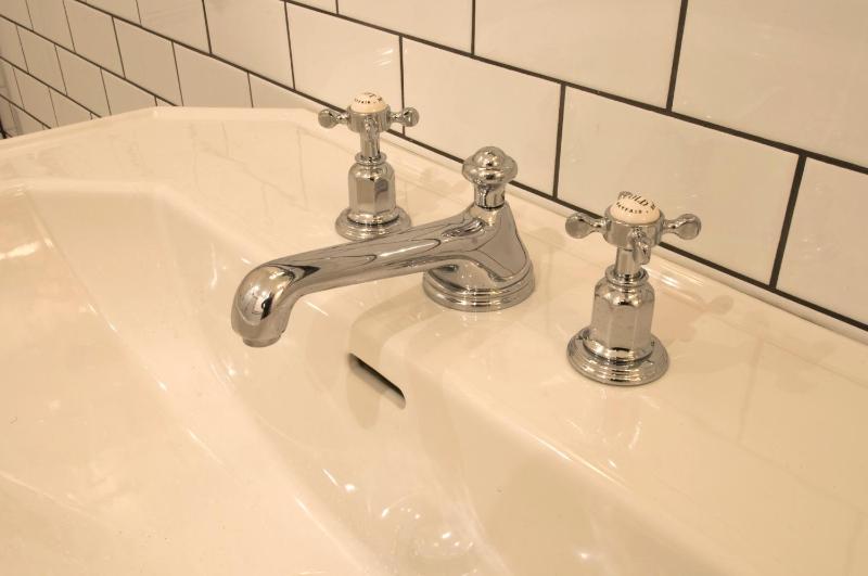 Deluxe Double or Twin Room image 2