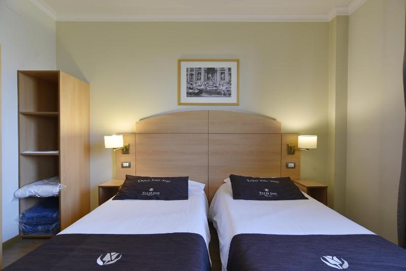 Twin Room image 3
