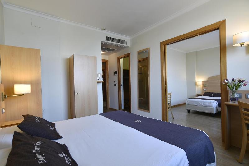 Quadruple Room with 4 Single Beds image 4