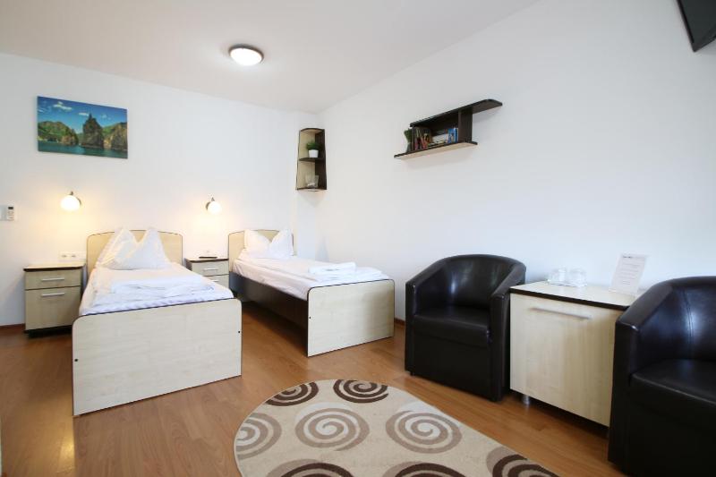 Twin Room image 1