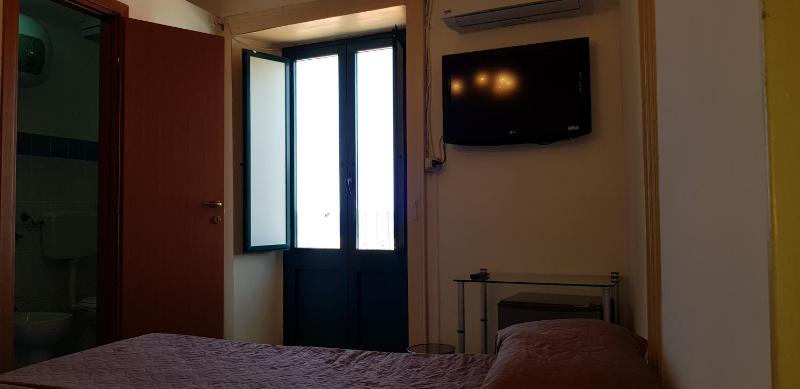 Quadruple Room with Balcony image 2