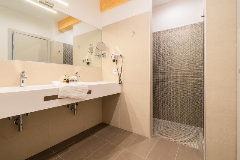 Deluxe Suite with Partial Sea View image 3