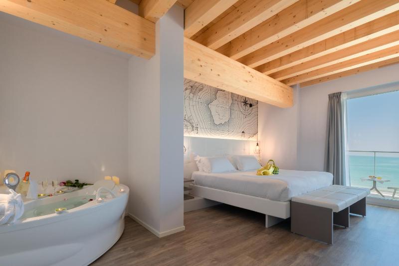 Deluxe Suite with Spa Bath image 3