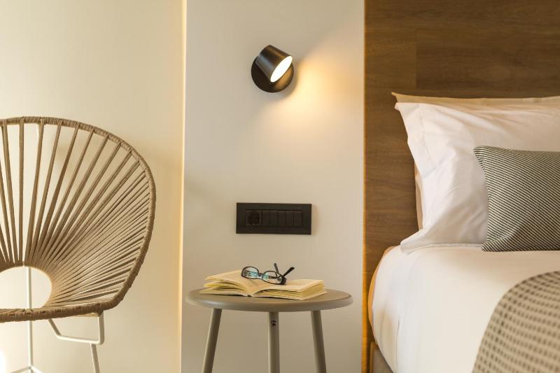 Deluxe Triple Room - No Sea View image 3