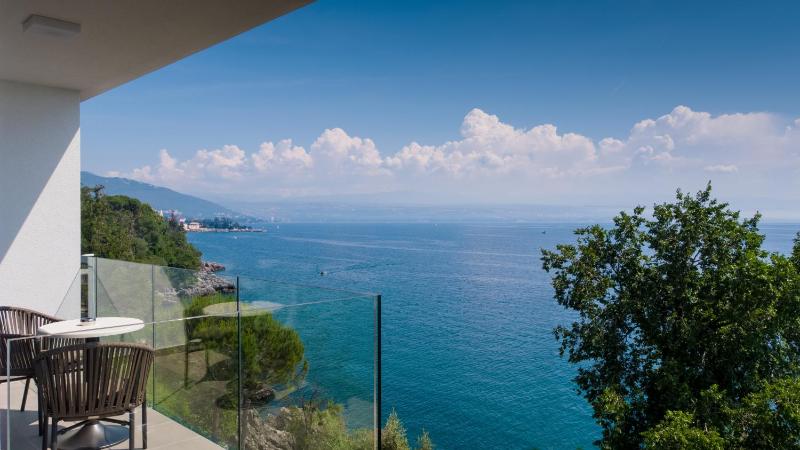 Deluxe Double or Twin Room with Sea View image 2