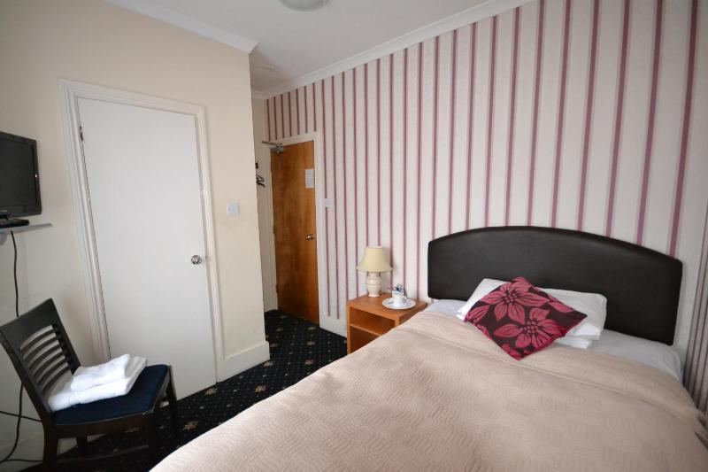 Single Room image 4