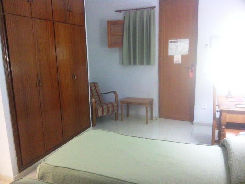 Twin Room image 4