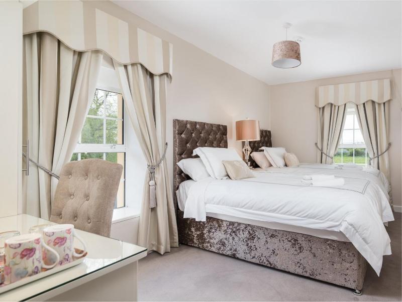 Standard Twin Room with Private Shower and Toilet image 4