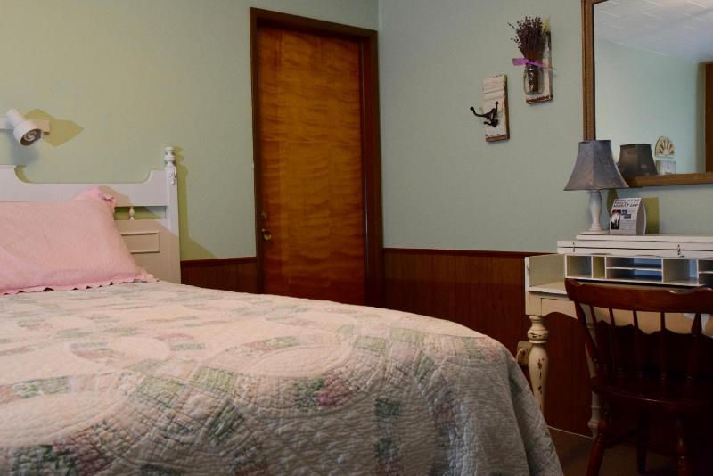 Queen Room image 3