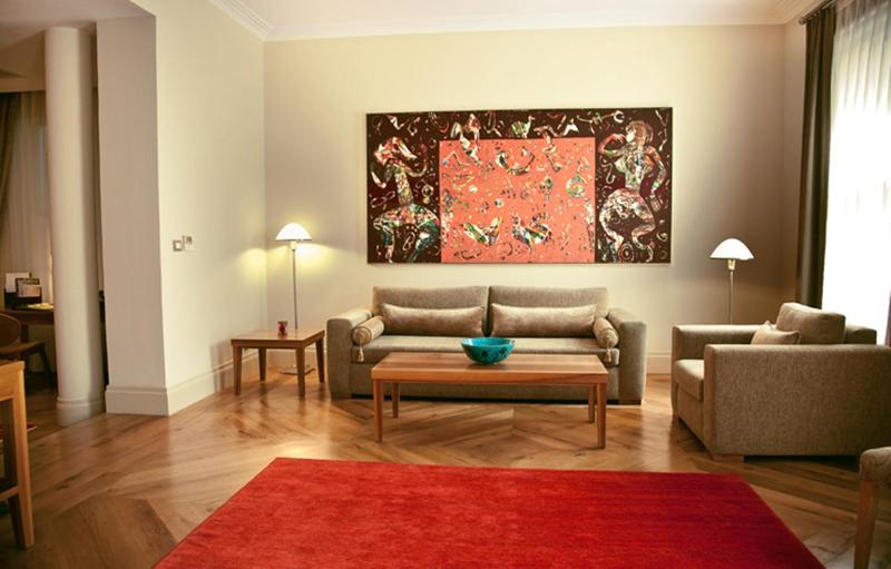 Deluxe Suite image 3