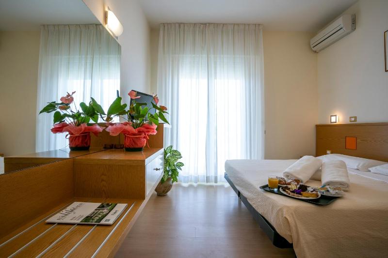 Triple Room with Sea View image 1