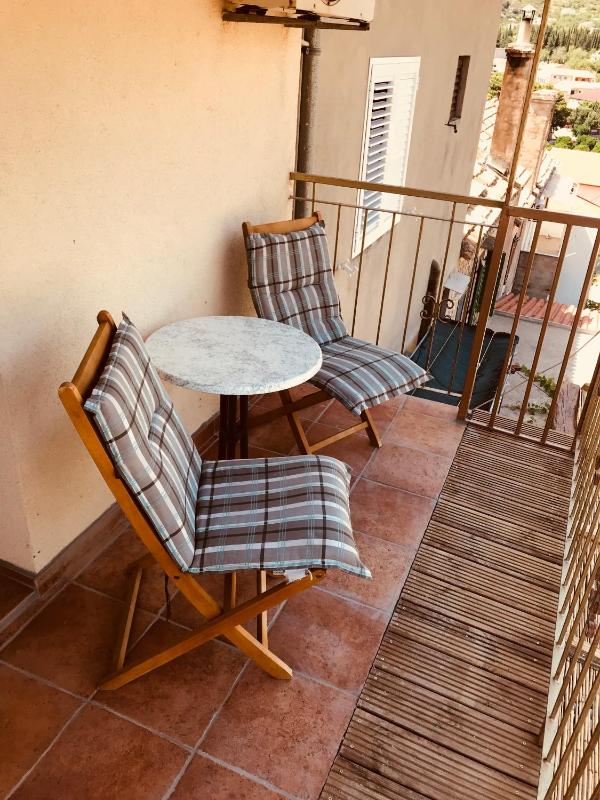 Studio with Balcony image 4