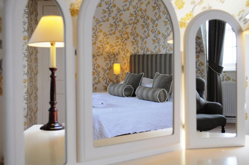 Double Room with Sea View image 4