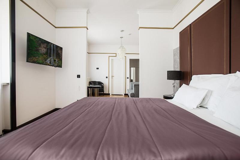 Deluxe Double or Twin Room image 2