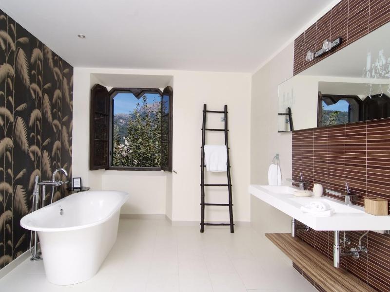 Luxury Suite image 2