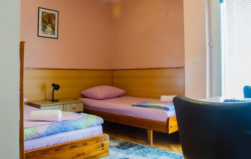 Twin Room image 4