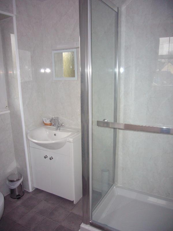 Large Single Room image 3