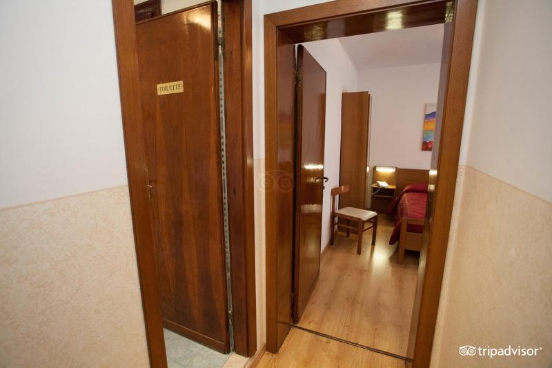 Double Room image 3