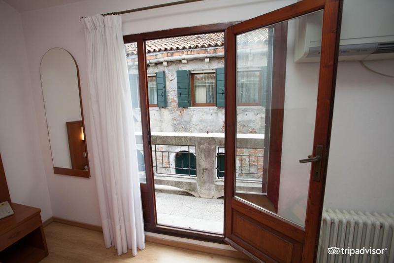 Double Room with French Bed and Terrace image 3