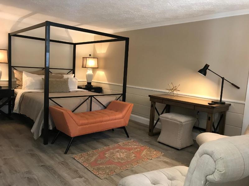 Queen Room image 2
