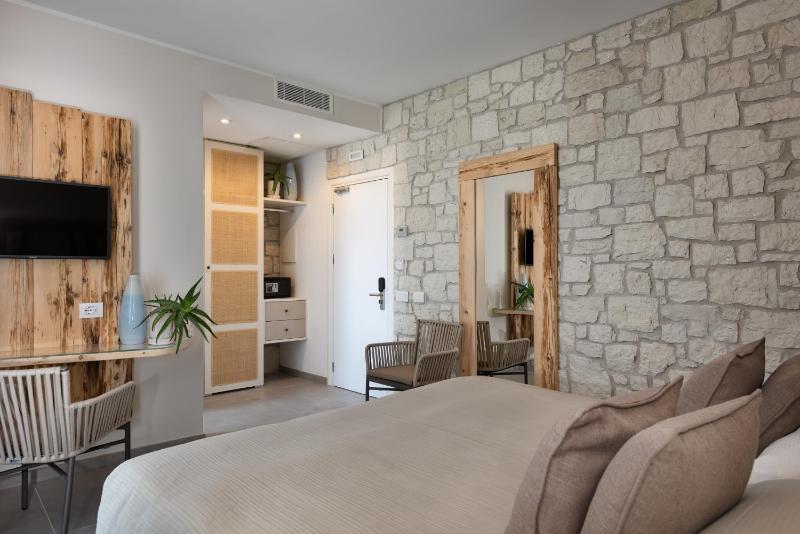 Deluxe Double or Twin Room image 2