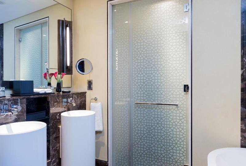 Deluxe King Room with Balcony image 3