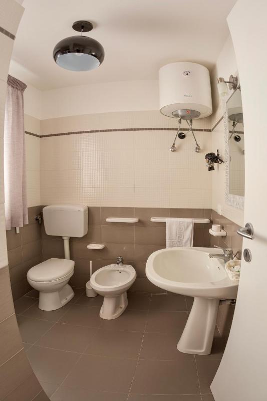 One-Bedroom Apartment with Sofa Bed image 3