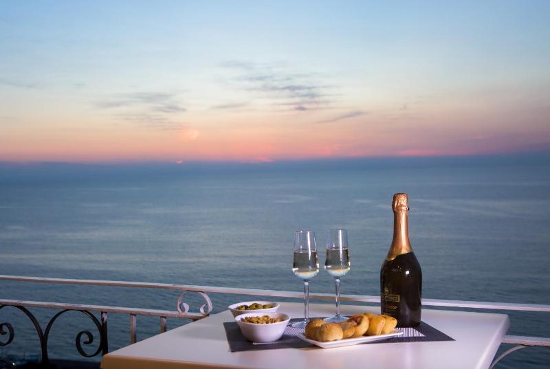Deluxe Double Room with Balcony and Sea View image 3