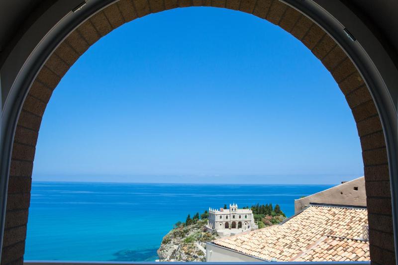Deluxe Double Room with Balcony and Sea View image 2