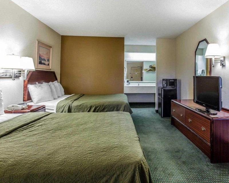 Queen Room with Two Queen Beds - Non-Smoking image 1