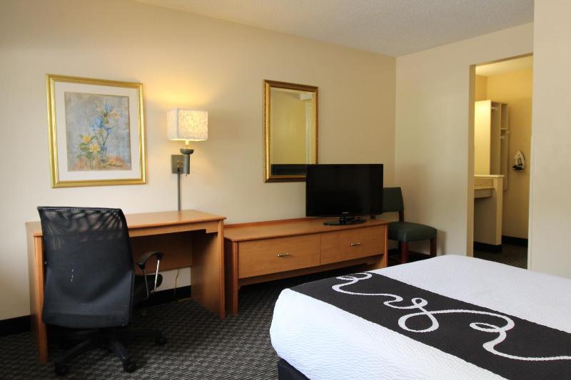 La Quinta Inn & Suites by Wyndham Tampa Fairgrounds - Casino - image 39