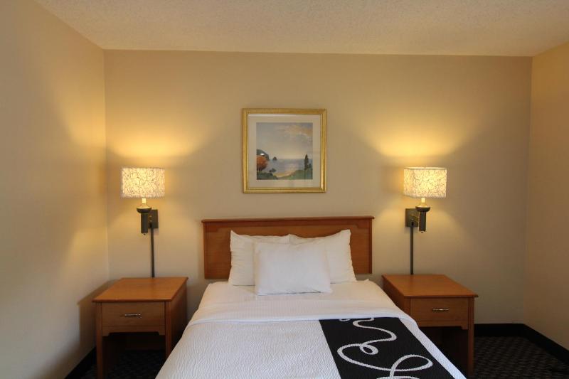 La Quinta Inn & Suites by Wyndham Tampa Fairgrounds - Casino - image 42