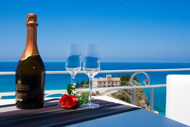 Deluxe Double Room with Sea View image 4