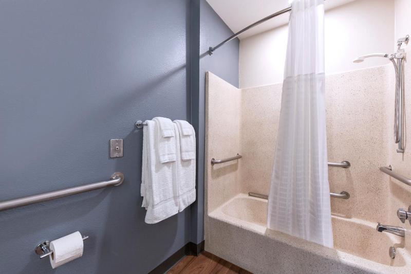 Queen studio with 1 Queen Bed - Disability Access/Non-Smoking image 3