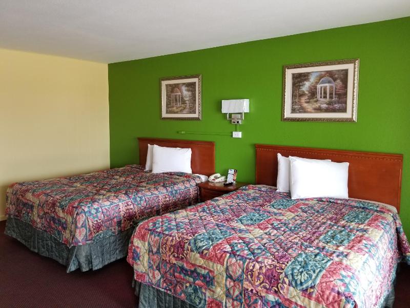 Queen Room with Two Queen Beds - Non-Smoking image 2