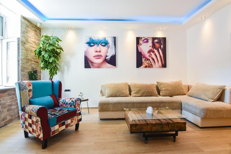 Cosmopolitan Apartment - image 13
