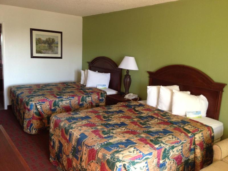 Queen Room with Two Queen Beds - Non-Smoking image 2
