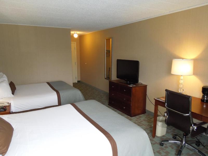 Queen Room with Two Queen Beds - Mobility Access/Non-Smoking image 3