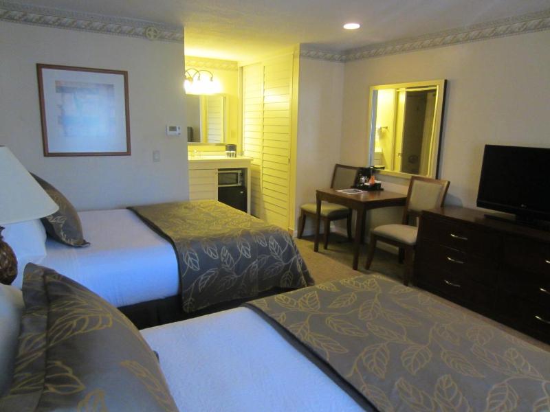 Queen Room with Two Queen Beds image 4